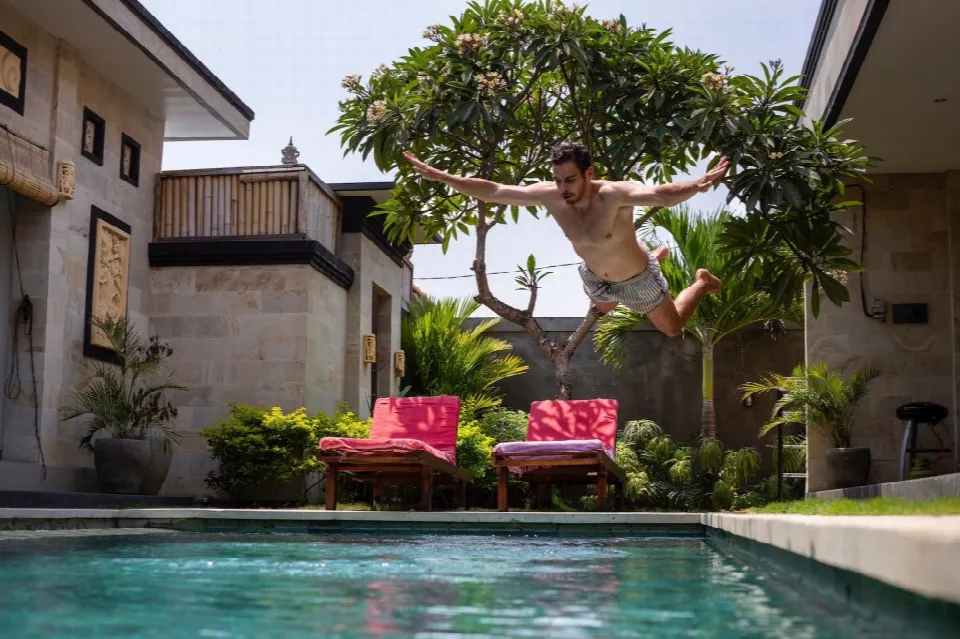 Glistening Waters Pool Service